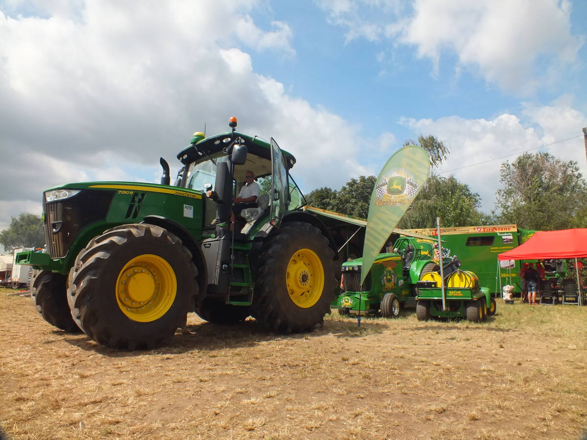 A képen a nyertes John Deere pulling traktor látható, illetve az őt vontató John Deere.