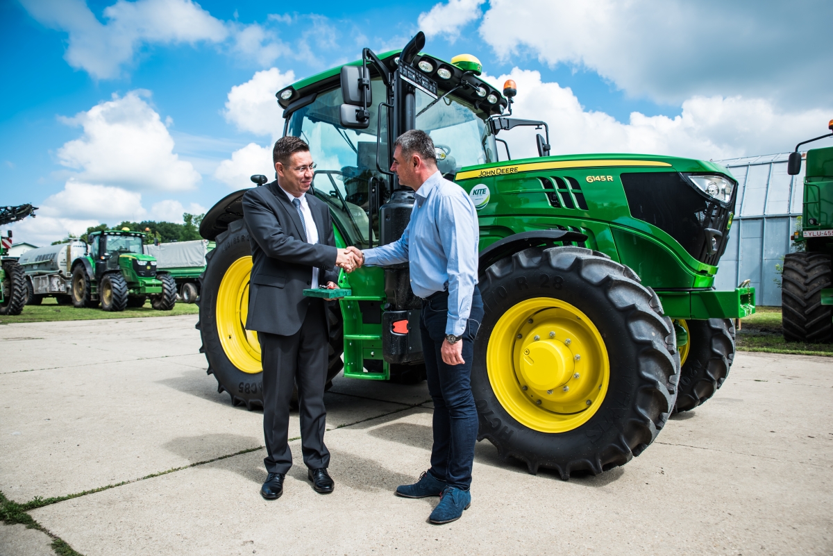 KOzsuch Kornél átveszi a 25. John Deere traktor ku