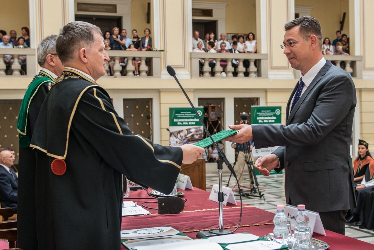 Szabó Levente átveszi a  tiszteletbeli egyetemi do