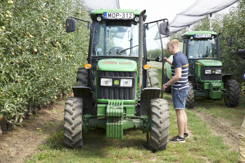 Ifjú gazdacsemeténk ismerkedik a John Deere traktorokkal