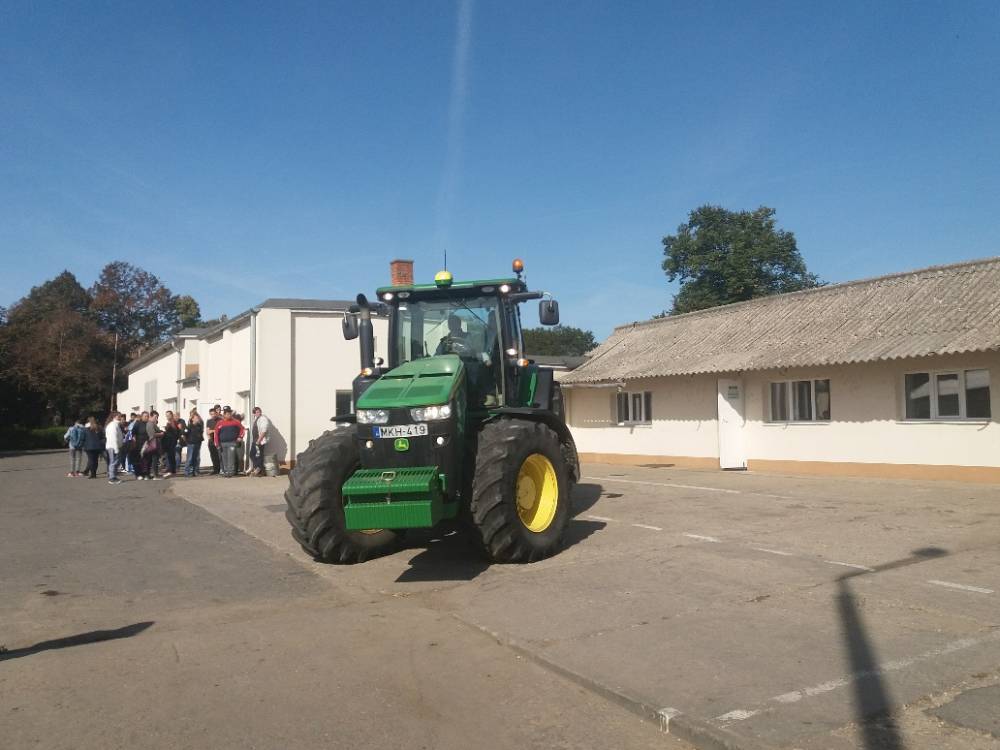 John Deere traktorban fiatal mezőgazdász