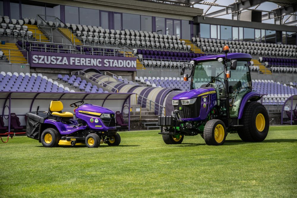 Lila John Deere traktorok a Szusza Ferenc Stadionban
