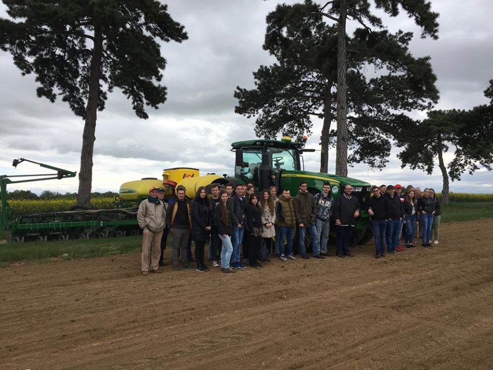 A john deere traktor és vetőgép a georgikon karon