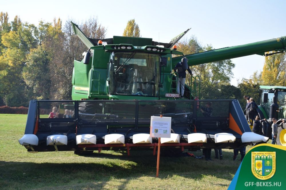 Gff békési Szakképző iskola rendezvényén egy John Deere traktor