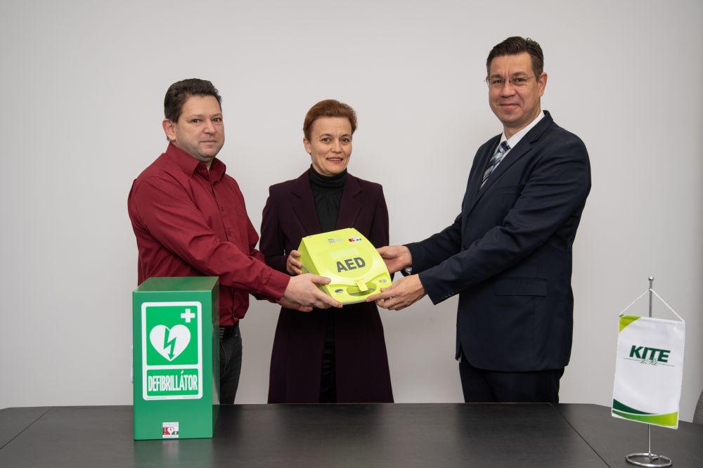 A KITE Zrt. átadta a defibrillátort