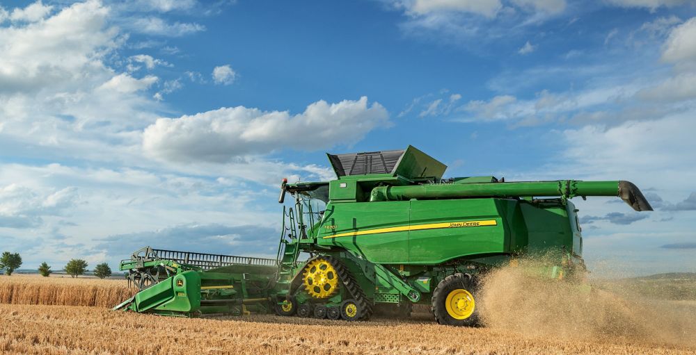 John Deere kombájn akcióban