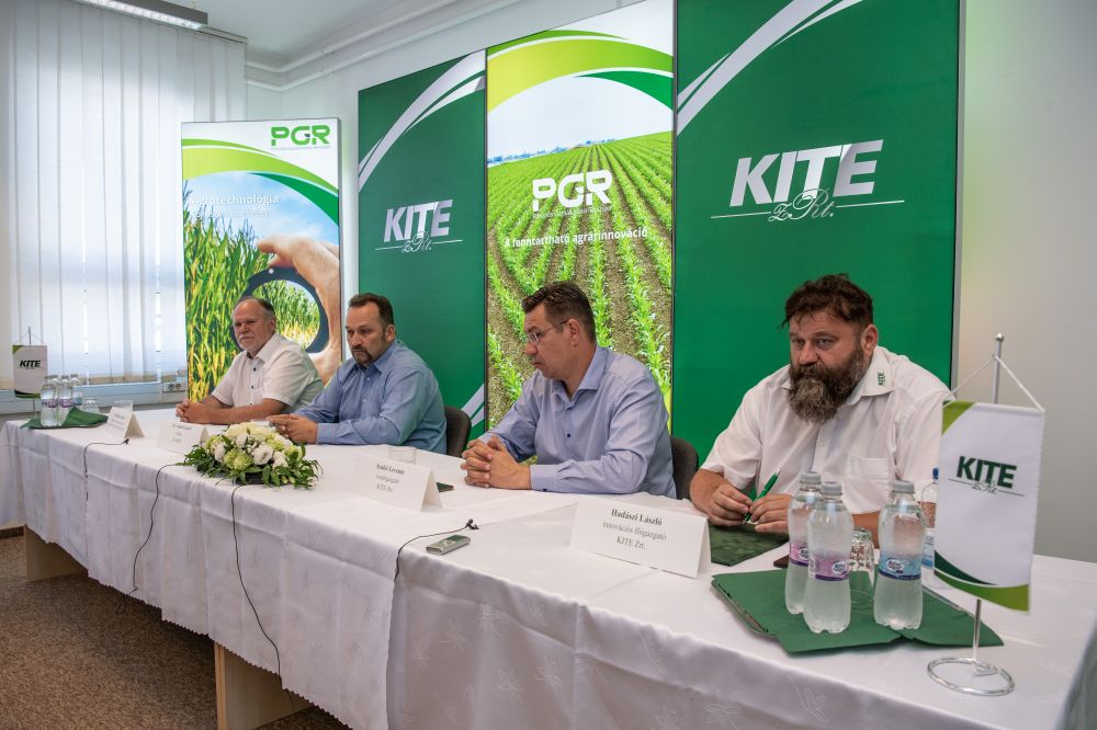 A KITE és a Debreceni Egyetem vezetői az aláíráson