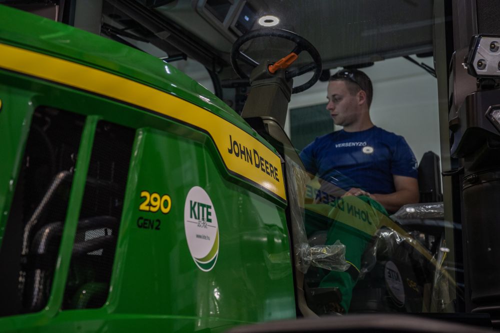 versenyző a John Deere traktorban