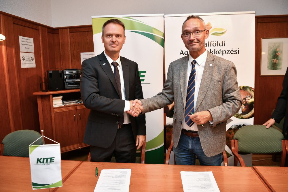kezet fognak az aláírás után