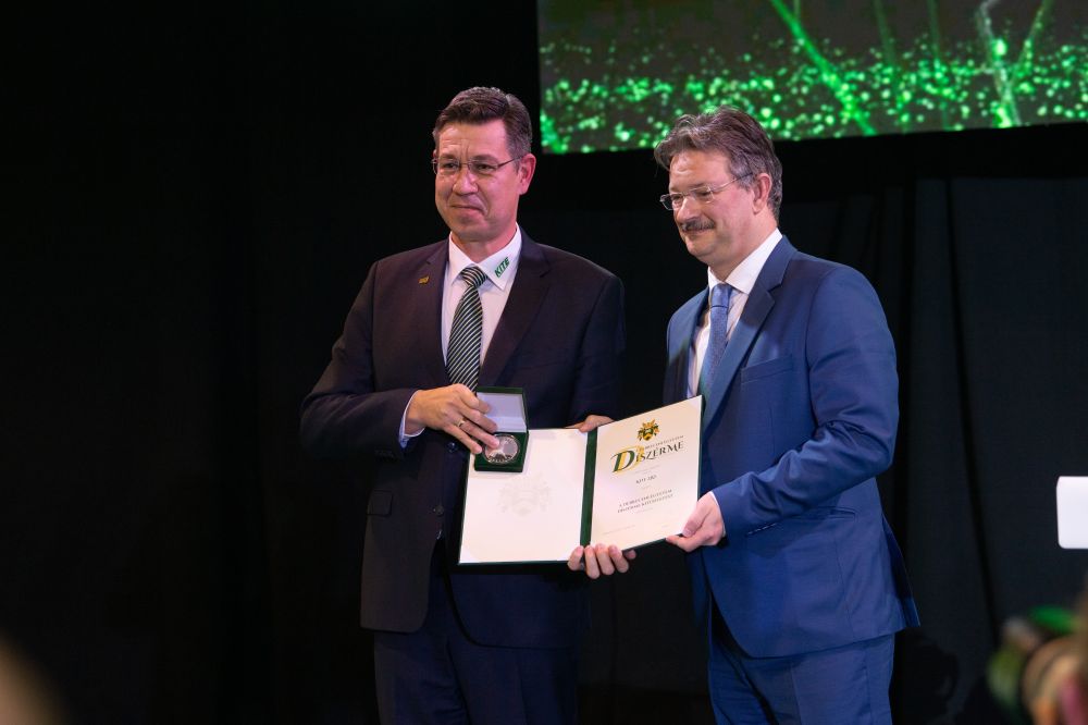 A díjat Prof. Dr. habil Bács Zoltán kancellár adta át Szabó Leventének, a KITE Zrt. vezérigazgatójának.
