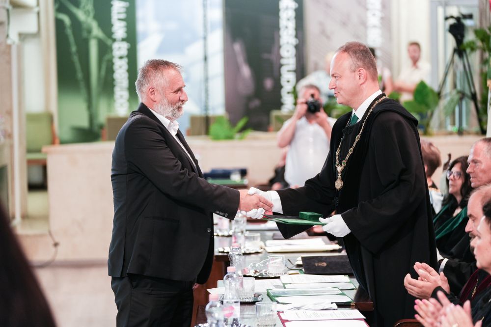 Mészáros Gábornak szakmai munkájáért adományozott emlékérmet a Miskolci Egyetem