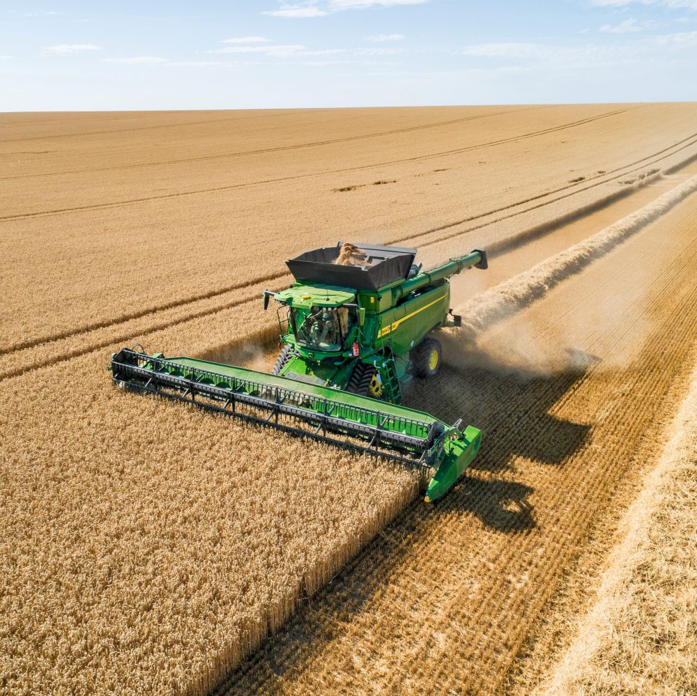 A John Deere bemutatja új T5 és T6 szalmarázó ládás kombájnjait