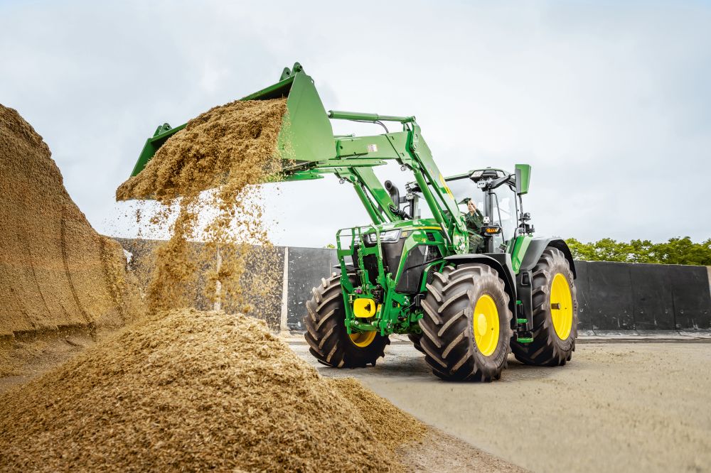 A John Deere bemutatja a 6R „L” és „XL” nagytraktorokhoz fejlesztett új 665R és 685R típusú homlokrakodókat