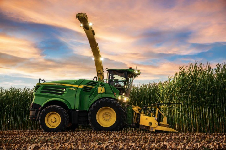 A képen a  John Deere 8000-es silózó sorozatának egyik tagját láthatjuk.