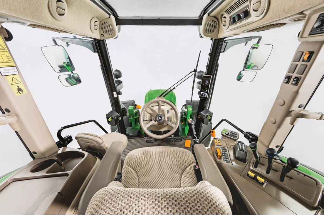 A John Deere traktor fülkéje belülről. 
