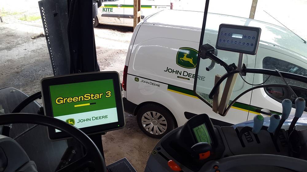 A képen az Autotrac Controller látható a fülkebeli működése közben.