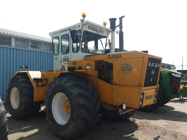 A képen egy Raba Steiger traktor látható, melybe a KITE Zrt. szakemberei John Deere motorokat szerelnek be.