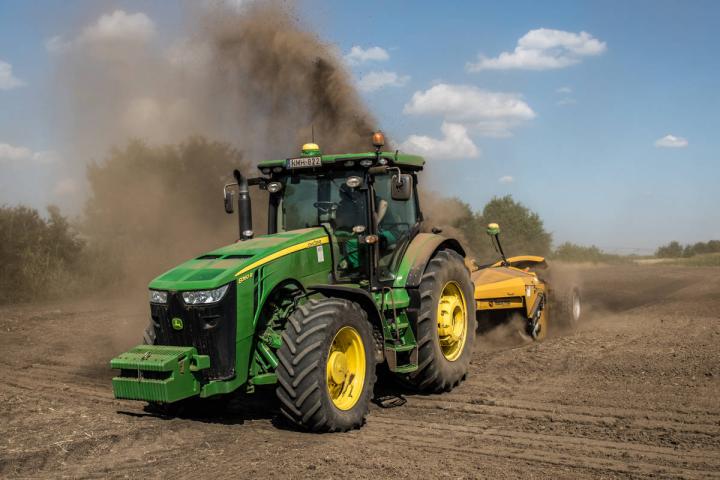 A képen egy JOhn Deere traktor látható egy wolverine árokásóval