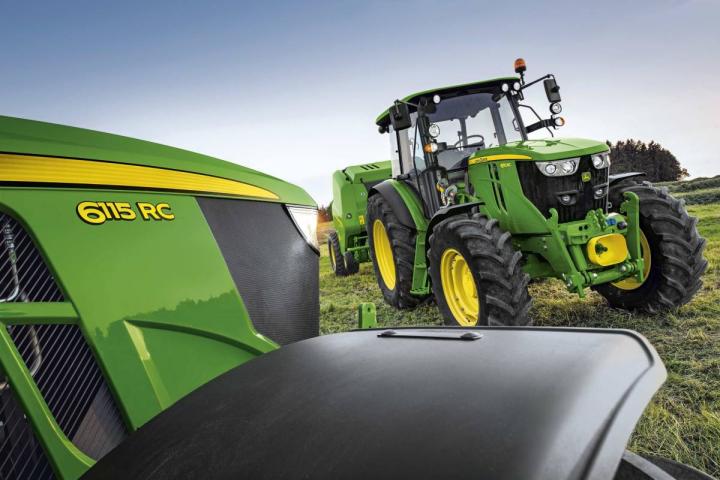 A képen két 6 RC traktor látható bálázás közben vezető nélkül