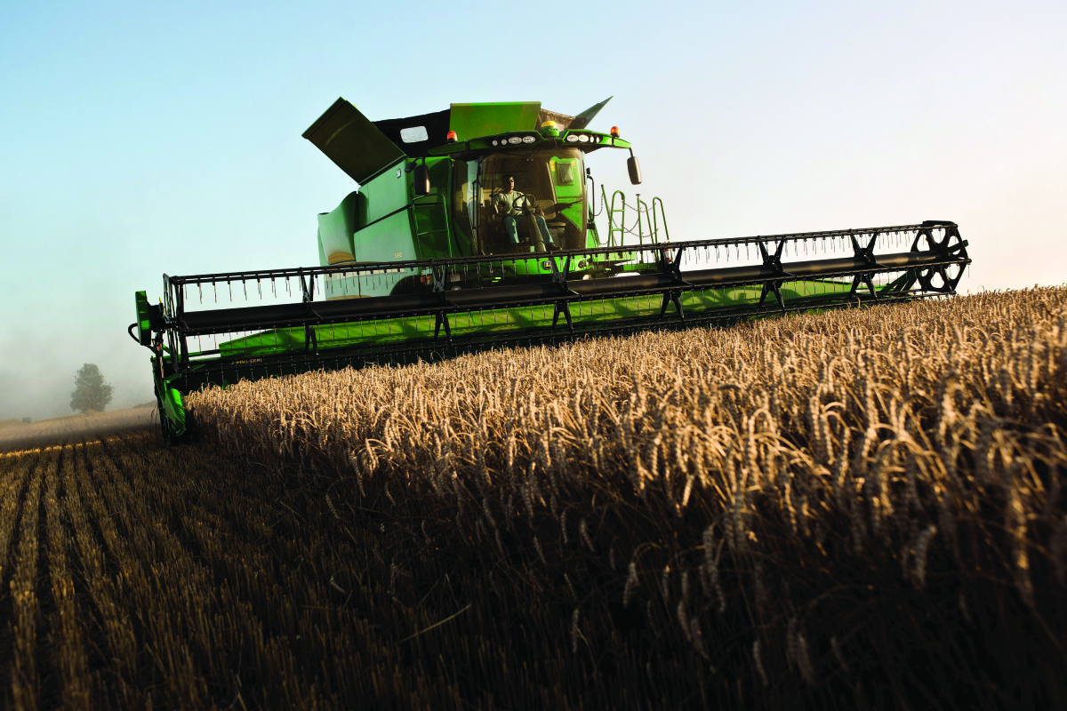 A John Deere S kombájn munka közben.