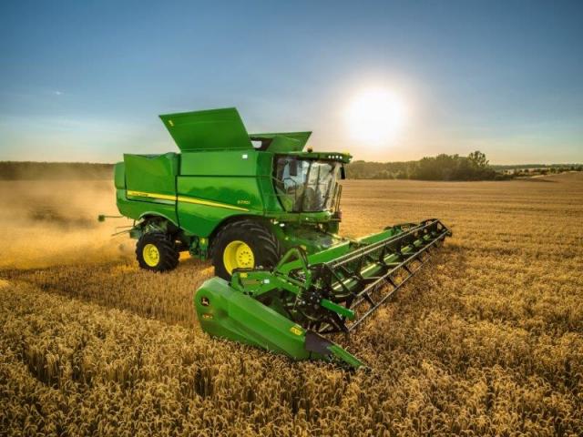 A képen egy John Deere S700-as kombájn látható az új funkcióival aratás közben.