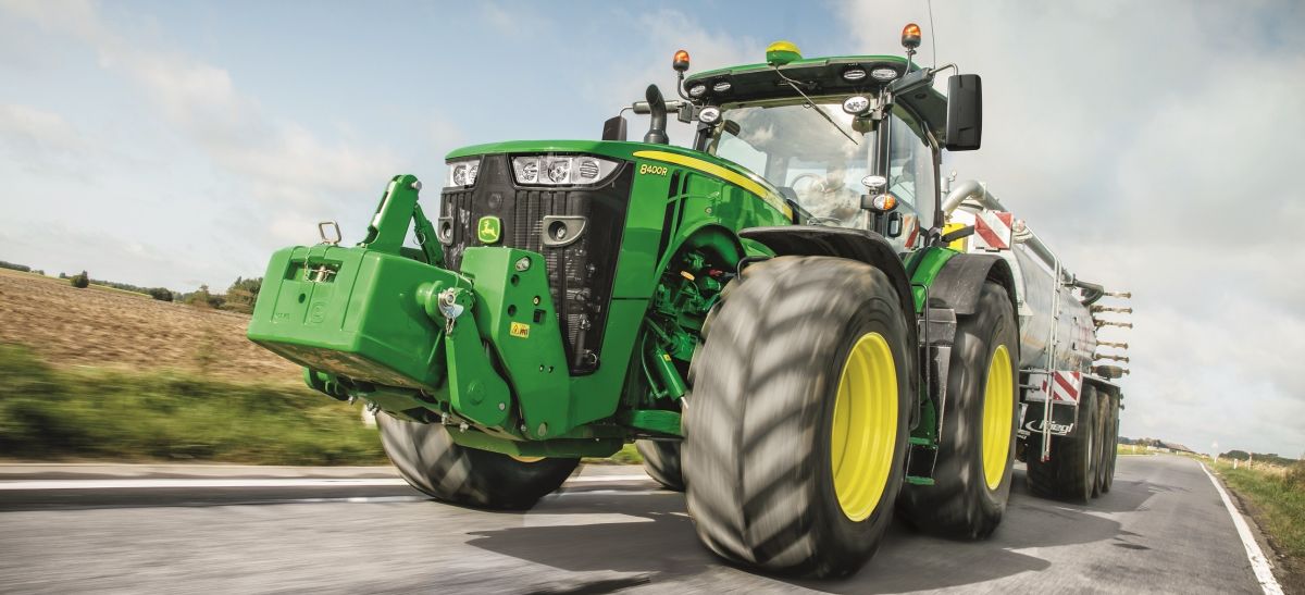 John Deere 8R traktor vontatás közben