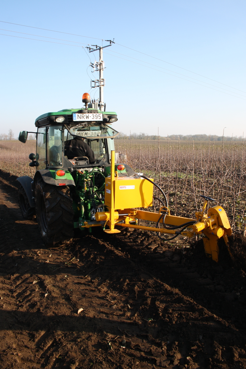 A KITE Zrt. kitermeli a Knipp-oltványokat egy John Deere traktorral 