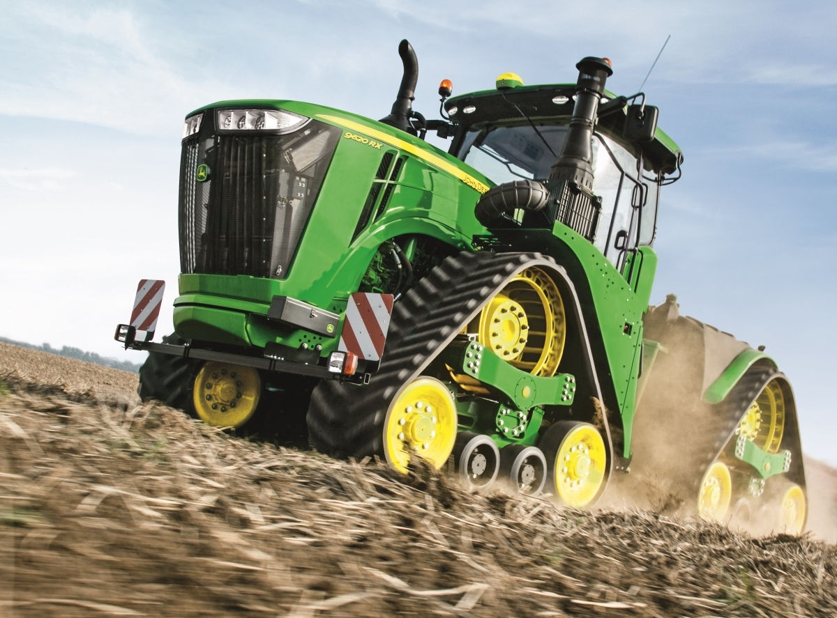  A John Deere új 9R traktorokat a modern mezőgazdaság legkeményebb kihívásainak is eleget téve tervezték meg. 