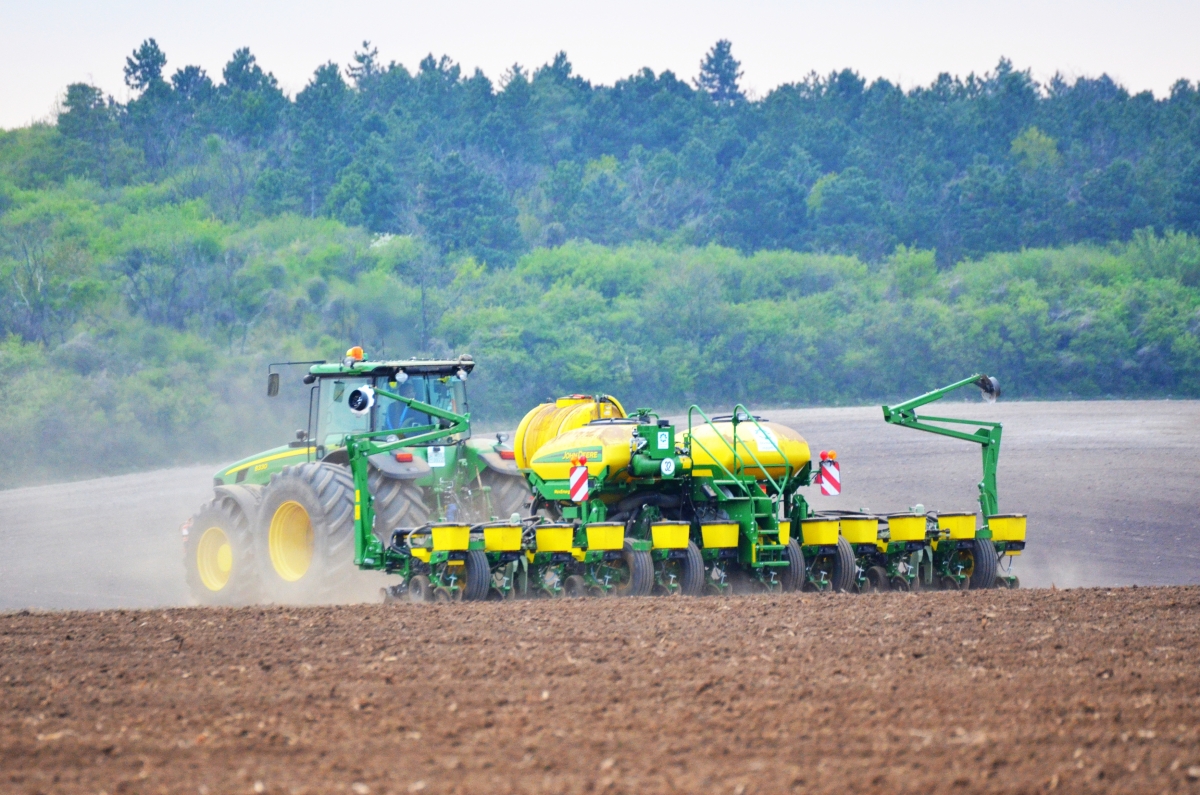 John Deere vetőgép kukorica vetése közben