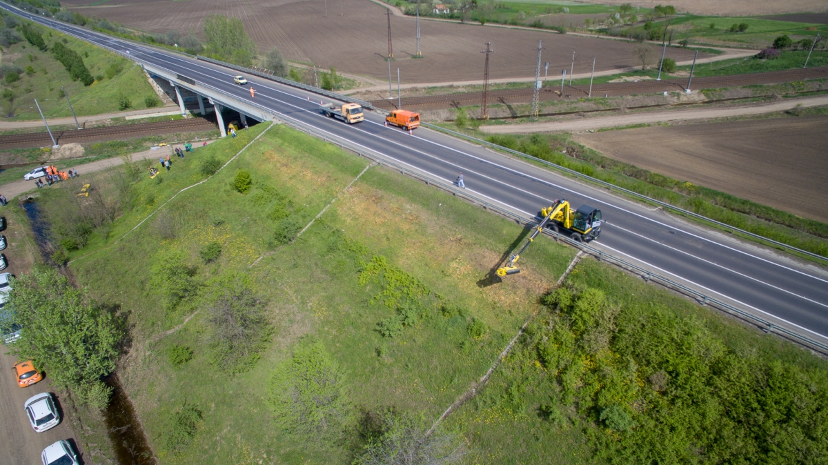 Csatornapart tisztítása Enregreen karos kaszával.