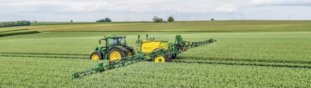 John Deere vontatott permetezo