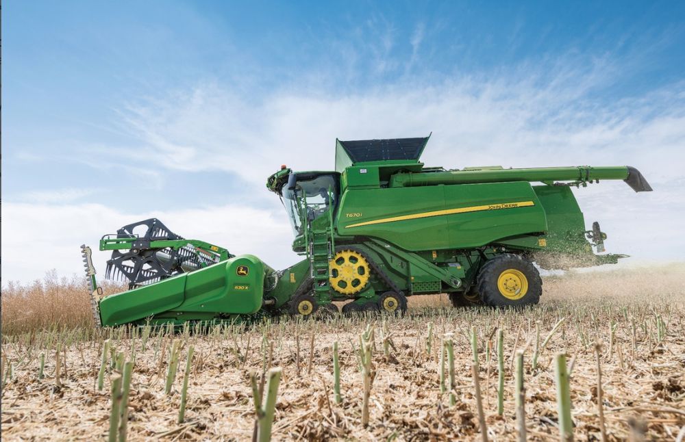 JOhn Deere T kombajn repcearatás közben