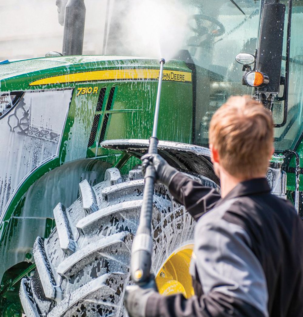 Annovi Reverbi magasnyomású mosó John Deere tisztítása közben