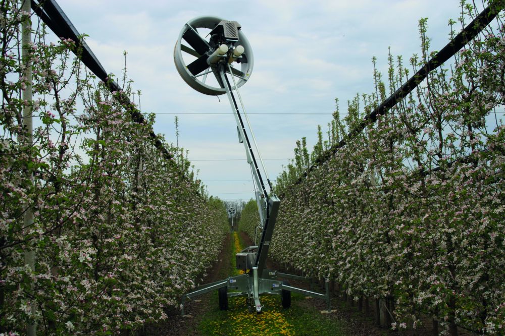 szélgép virágzó almaültetvényben a fagyvédelem érdekében