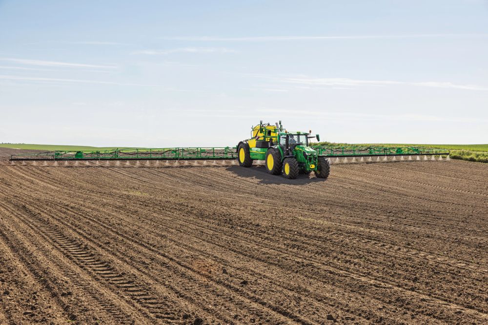 A John Deere vontatott permetezőinek palettáján a „legek” megtestesítői a 900-as család R-es felszereltségű modelljei.