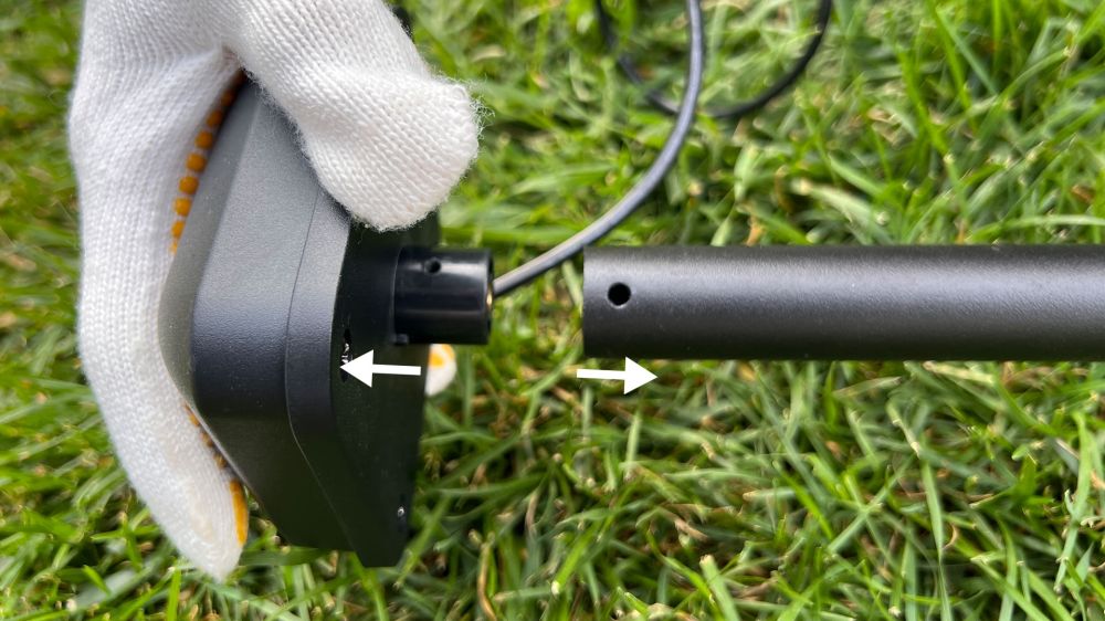 A GNSS-antenna leválasztása a tartóelemről