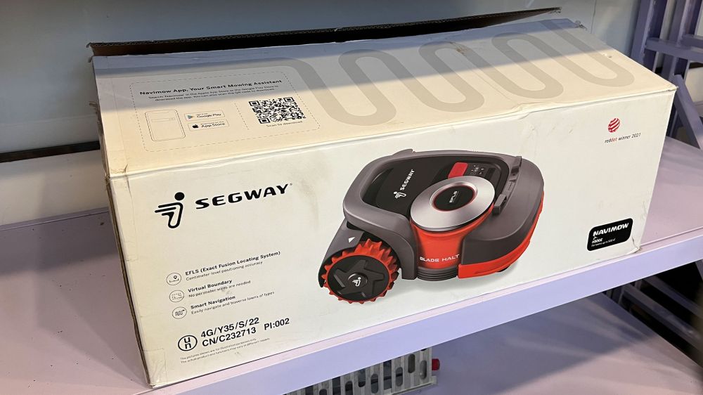 A robotfűnyíró eredeti doboza a téli tároláshoz