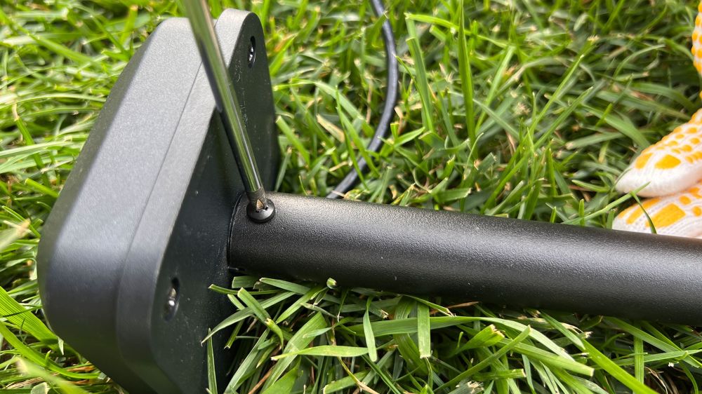 A GNSS-antenna csatlakoztatása a tartóelemhez