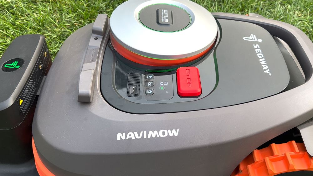 A robotfűnyíró jelzőfénye a töltés megkezdésekor